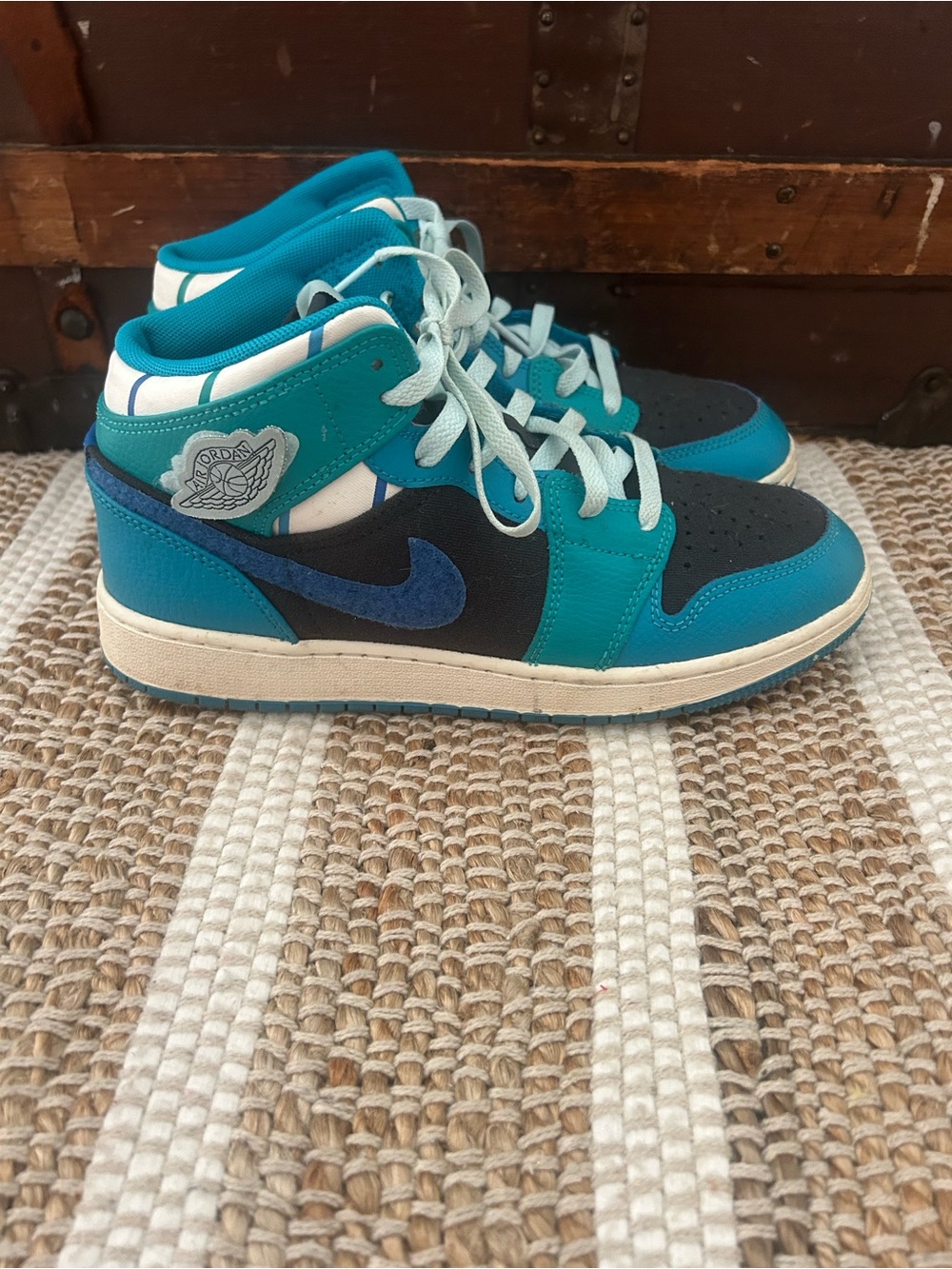Jordan Low-Top Sneakers in Teal & Light Blue